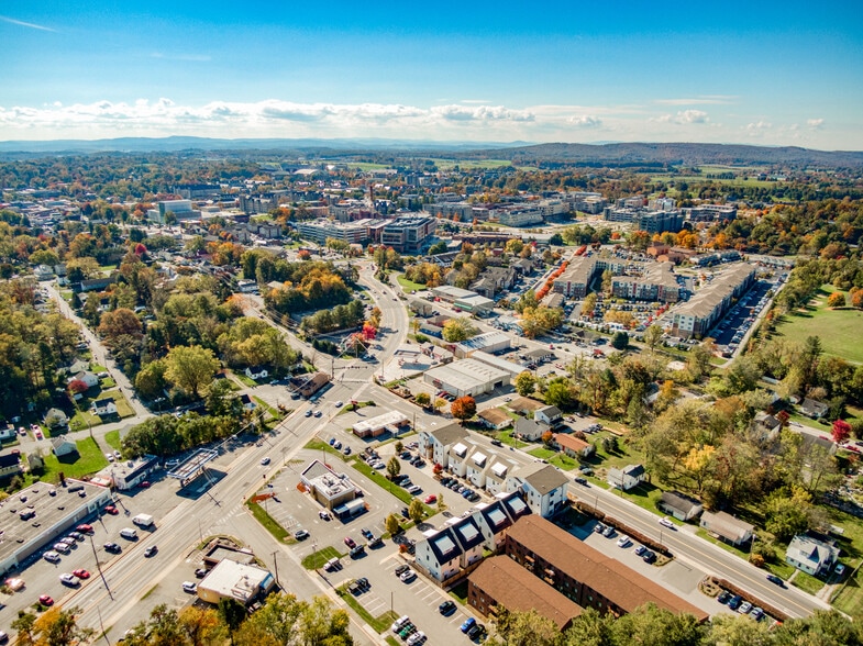 Walking distance to VT and Downtown! - Haven Blacksburg