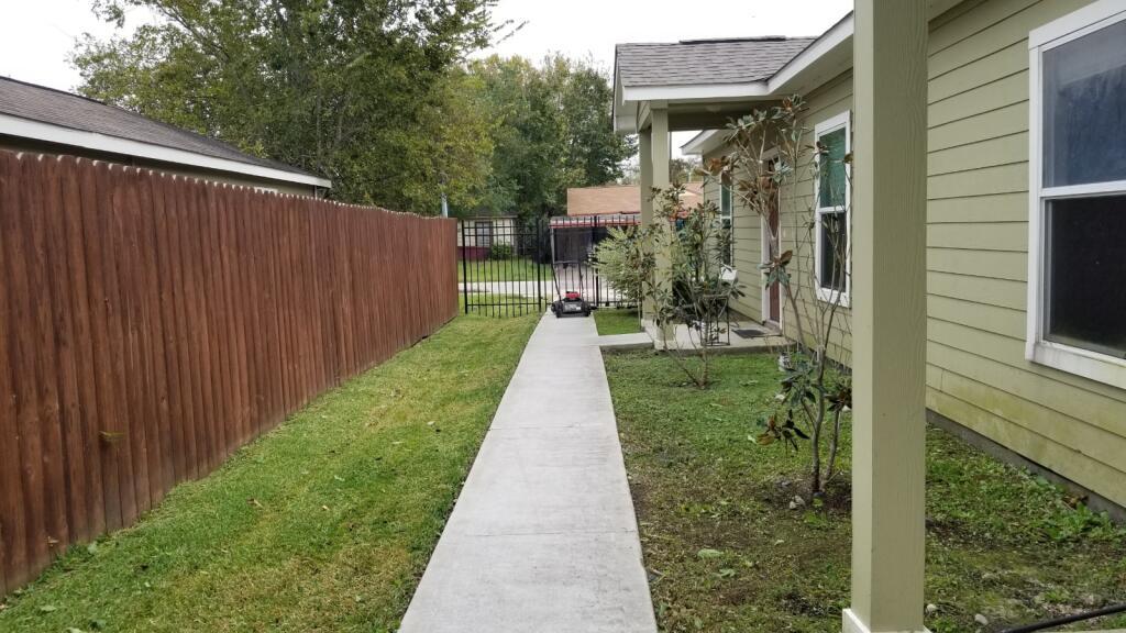 Building Photo - 10314 Sierra Dr