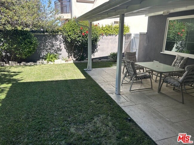 Building Photo - 5355 Rhea Ave