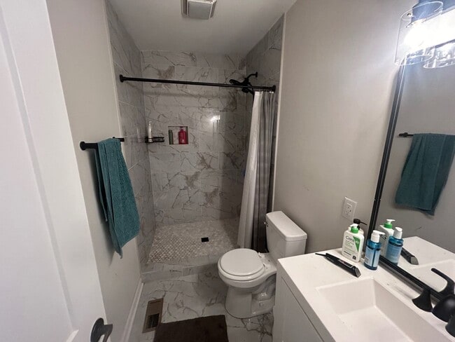 Building Photo - 827 Silver St