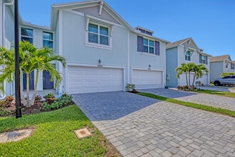 Building Photo - 5648 SE Edgewater Cir