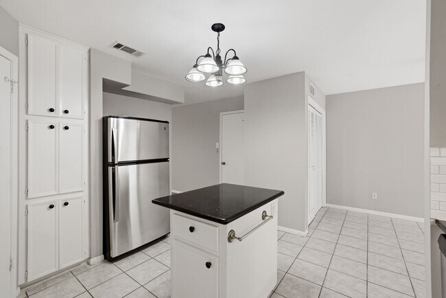 Building Photo - 2 River Creek Way