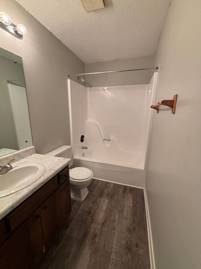 Building Photo - 2BD/1.5BTH Townhouse minutes from everything!