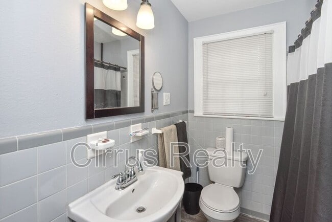 Building Photo - 10 Parkside Pl
