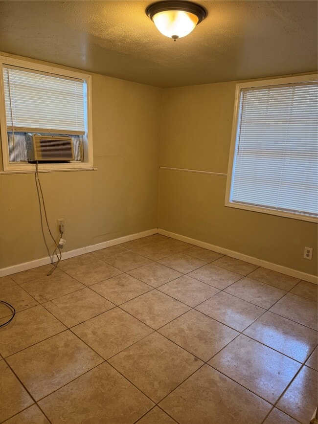 Building Photo - 900 Mohawk Dr