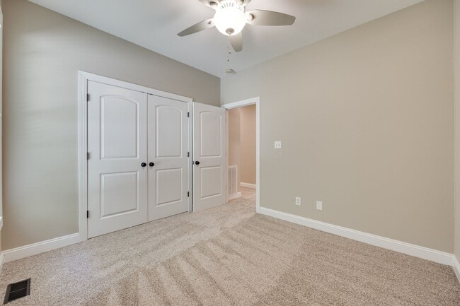 Building Photo - Beautiful 3 bedroom 2 bath Ranch with Bonu...