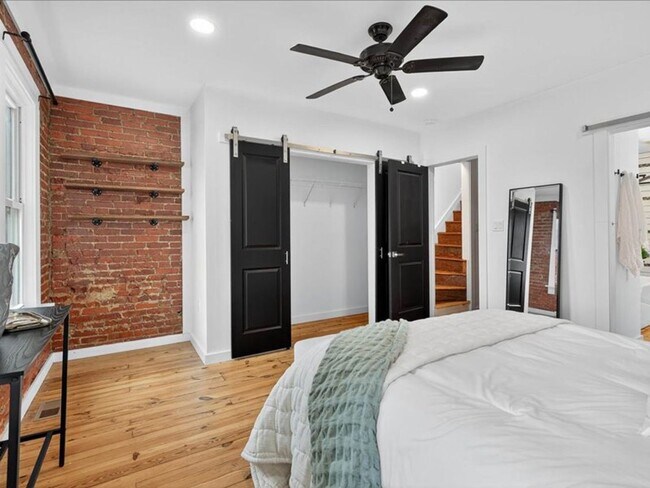 Building Photo - Gorgeous 4 Bedroom 2.5 Bathroom Available ...