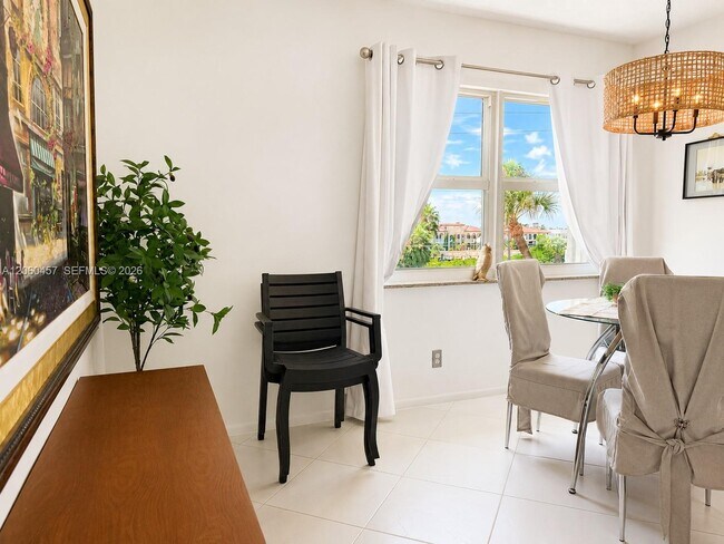 Building Photo - 1069 Hillsboro Mile