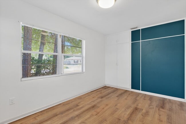 Building Photo - 1302 NE 14th Ter