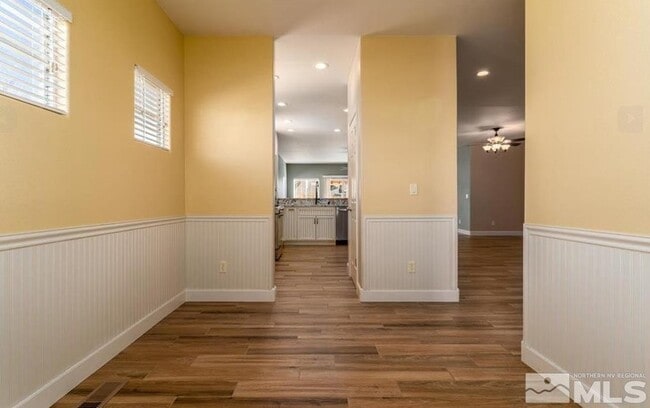 Building Photo - 971 Iris Ln