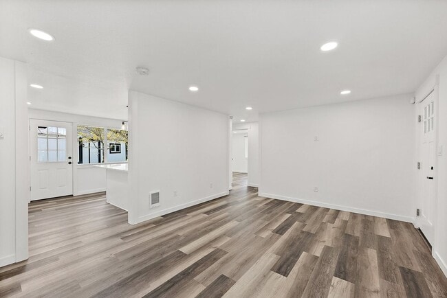 Building Photo - Renovated 3-Bed Rambler in Lakewood | Priv...