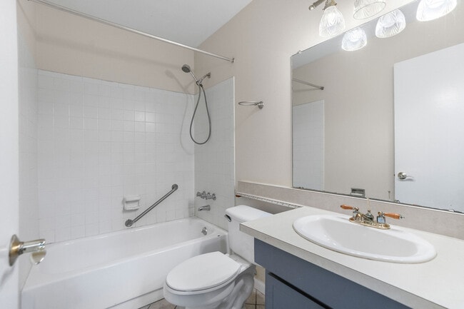 Building Photo - 2078 Loma Linda Way N