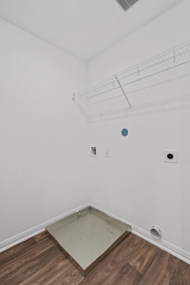 Building Photo - Step into a roomy Elgin residence designed for easy living and everyday convenience.