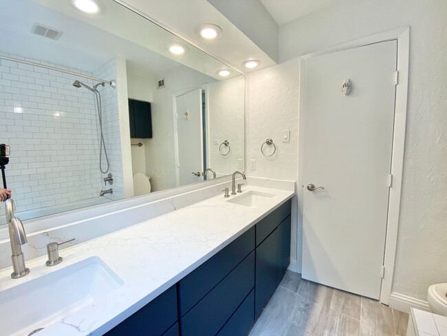 Building Photo - Recently Renovated 2 bed with Private Pati...