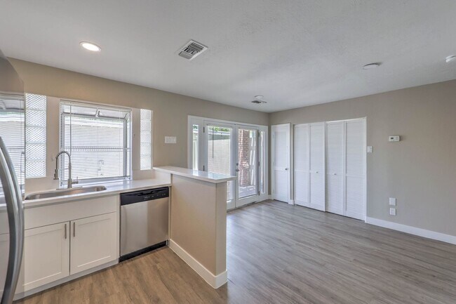 Building Photo - Huge one bedroom condo close community pool and tennis courts.