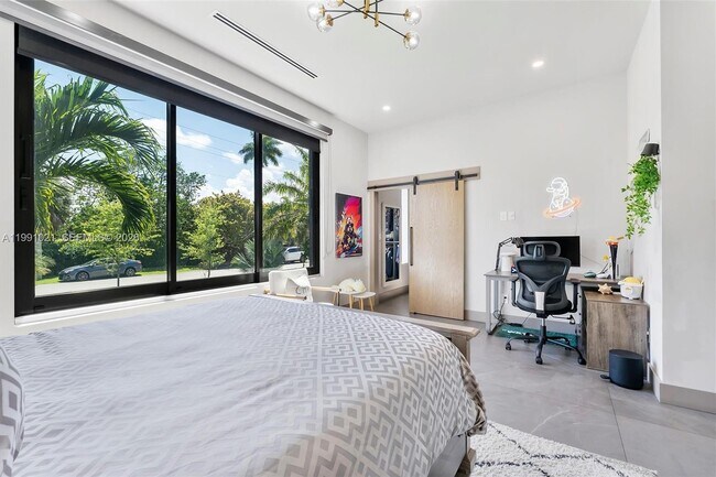 Building Photo - 2215 NE 19th St