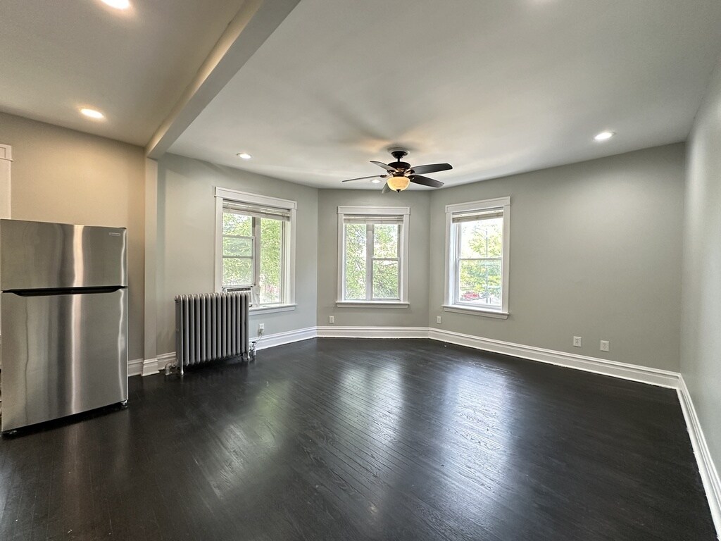 Building Photo - 4301 W Wrightwood Ave