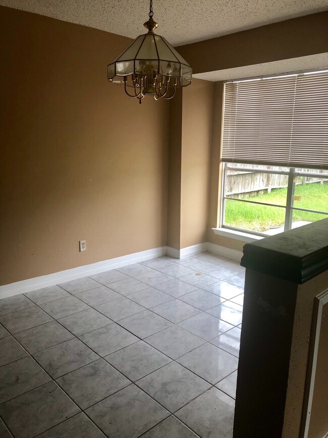 Building Photo - 3bd Home with fenced yard & wet bar In Bri...