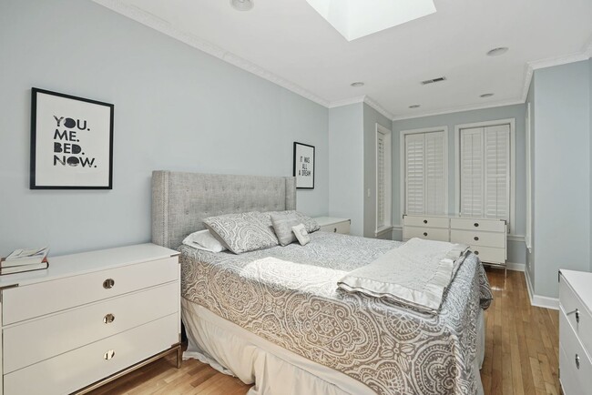 Building Photo - Lovely 2 BR/2.5 BA Apartment near Noma II!