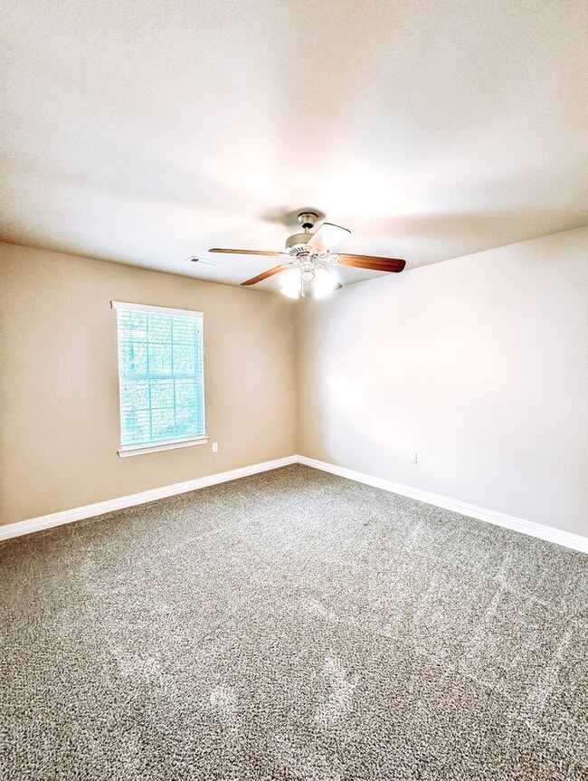Building Photo - ** Move-in Special** Beautiful Townhome in...