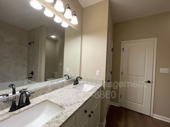 Building Photo - 17414 Berkshire Dr