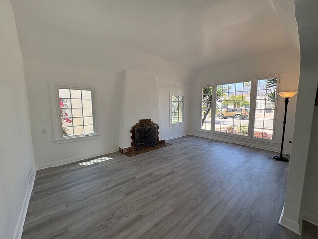 Building Photo - Charming Tudor Style 3 Bed 1.5 Bath PLUS Studio Guest House complete with kitchen and bath!