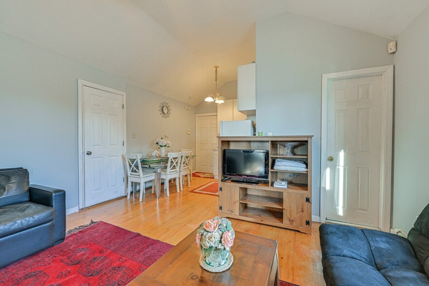 Building Photo - 35 Butternut Ln