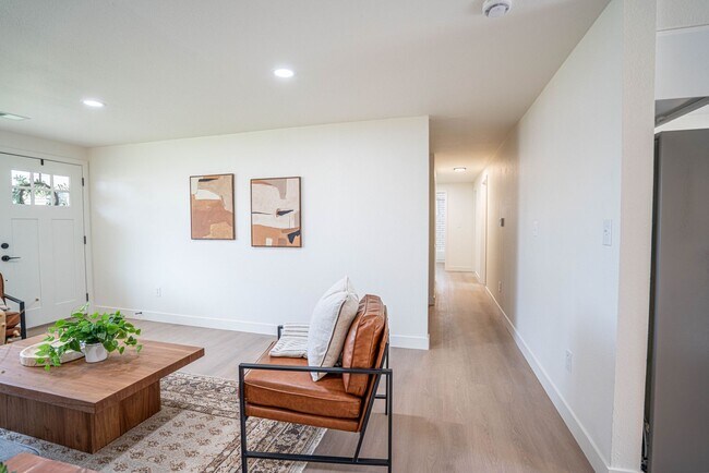 Building Photo - Charming Fully Remodeled 2 Bedroom, 1 Bath Duplex