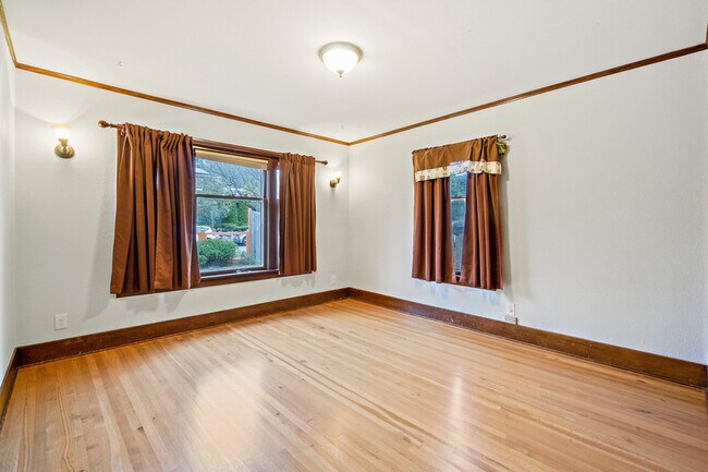 Building Photo - 6558 Seward Park Ave S