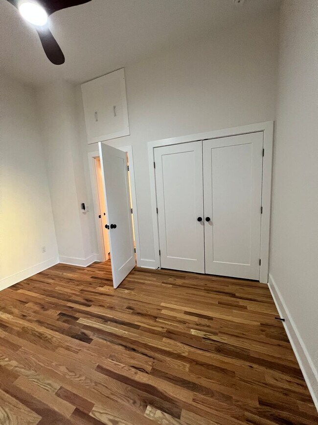 Building Photo - 106 E Broad St