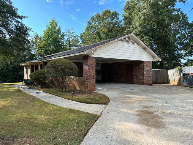 Building Photo - 2 bedroom 1 and a half bath brick home in ...