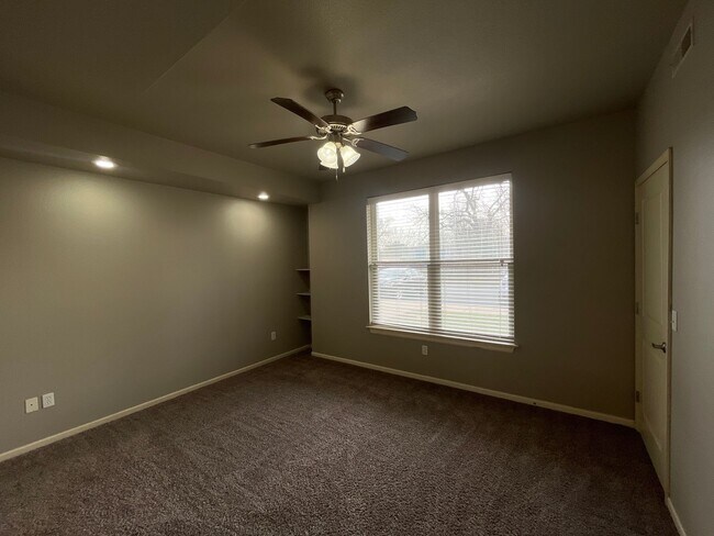 Building Photo - 2 Bedroom, 2 Bath Modern, Open Floor Plan