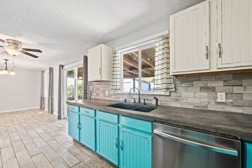 Building Photo - 1024 1st St