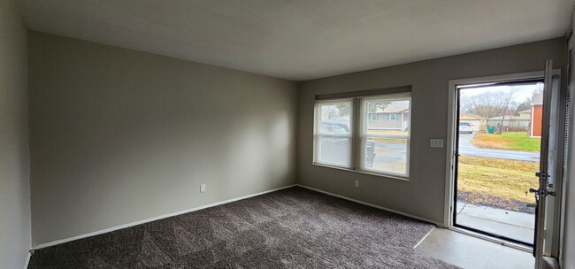 Building Photo - Nice, 3 Bedrooms, 1 Bath, Brick Ranch Home...