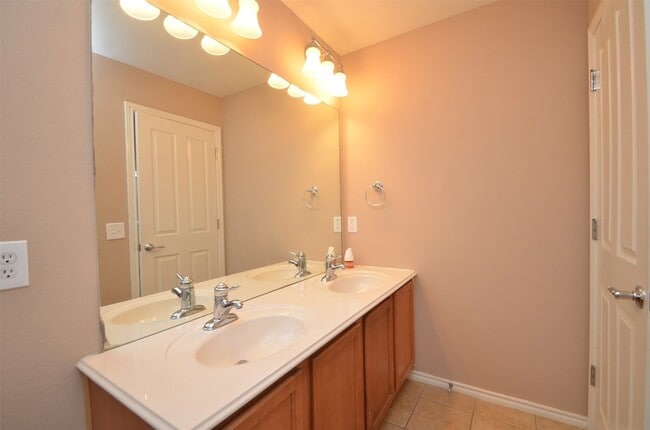 Building Photo - 915 Butterfly Ln