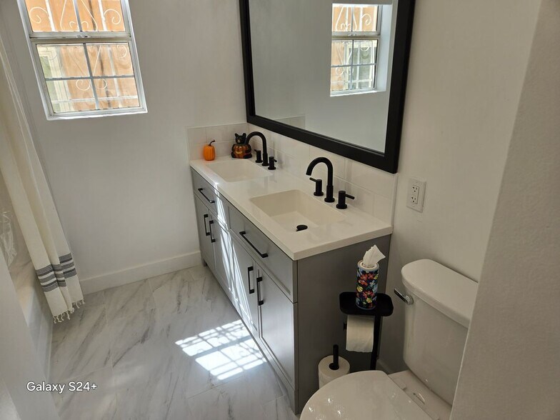 Building Photo - 1570 N Verdugo Rd