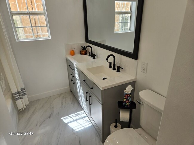 Building Photo - 1570 N Verdugo Rd