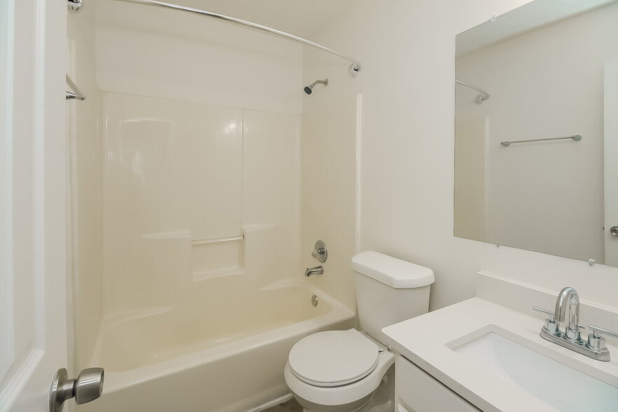 Building Photo - 3453 Columbia Pkwy