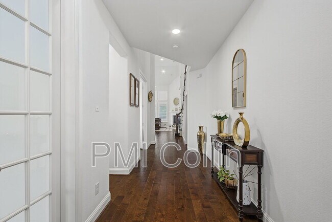 Building Photo - 8701 Fairway Ln