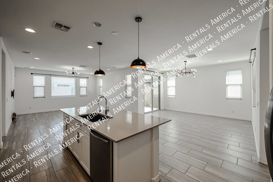 Building Photo - 12380 W Wagon Wheel Dr