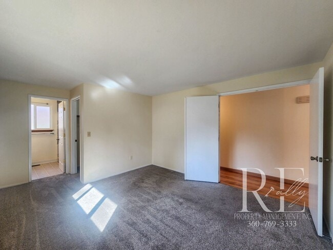 Building Photo - Spacious 4-Bedroom Rambler with Fenced Yar...