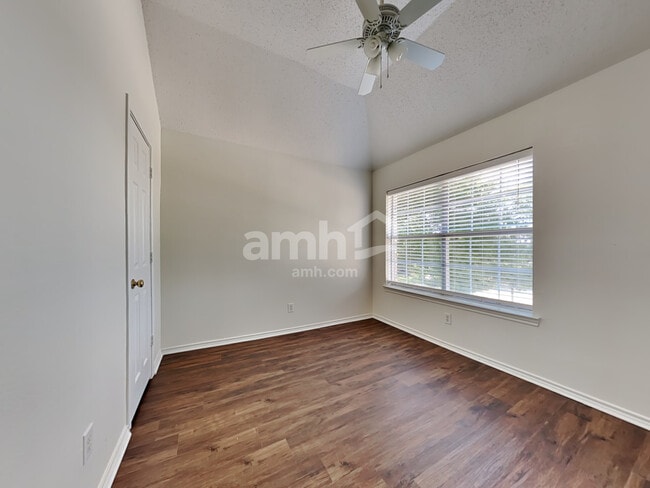 Building Photo - 1008 Kenbob Cir