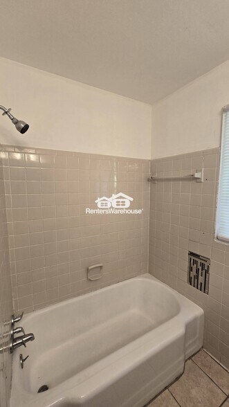 Building Photo - 3961 Lindsey Dr
