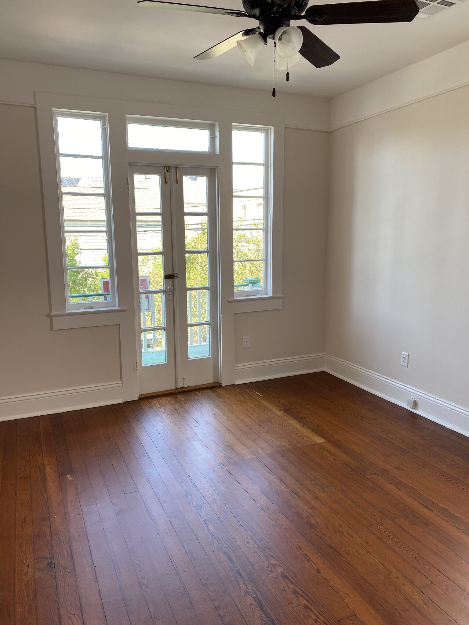 living rm w/balcony - 1414 Thalia St