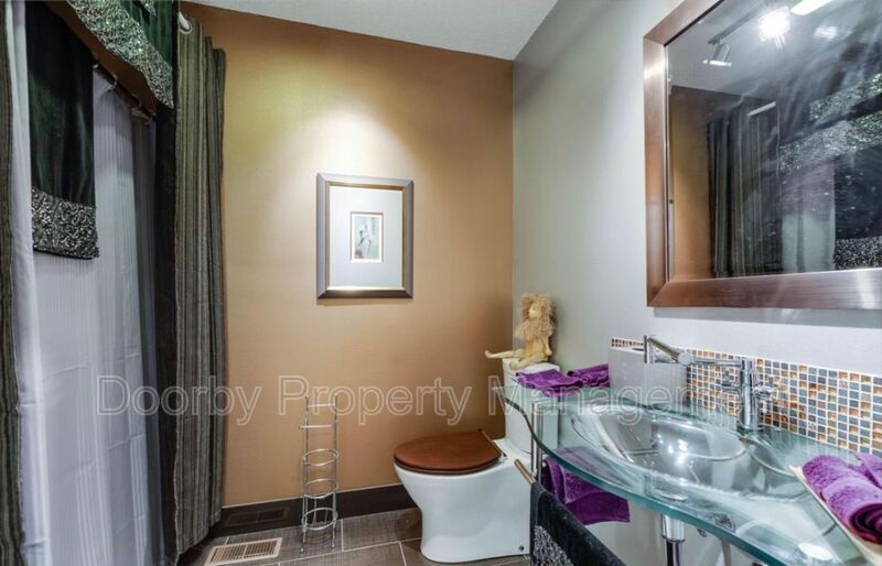Building Photo - 4557 Ravenwood Dr N