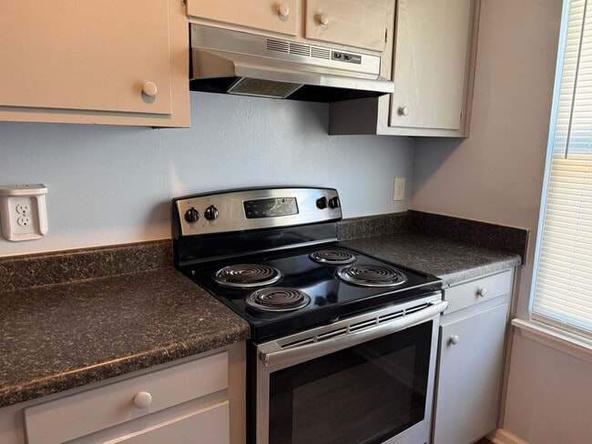 Building Photo - Freshly Painted 2Br 2Ba Duplex