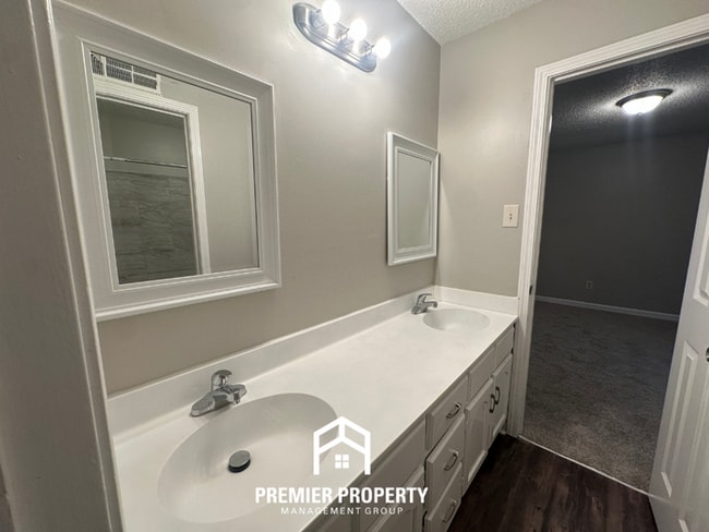 Building Photo - 2814 Baywood Dr