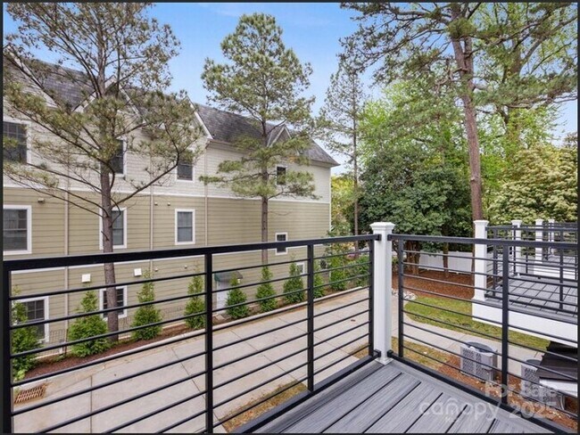 Building Photo - A cozy and spacious 4-bedroom, 5-bath home...