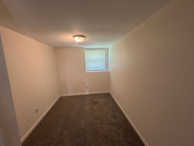 Building Photo - $1000- 3 bed 1 bath - Single Family Home