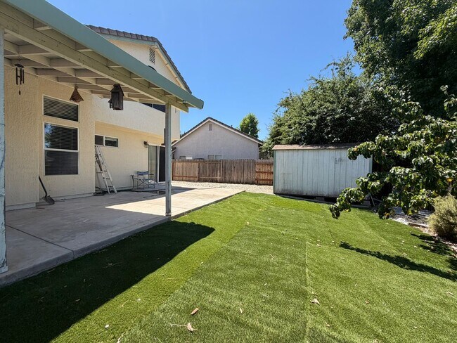 Building Photo - AVAILABLE NOW! Come view this 5 Bedroom single family home in Rocklin!
